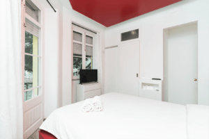 Quarto acolhedor com uma cama, cómoda e televisão de ecrã plano, Guest House Vilatejo